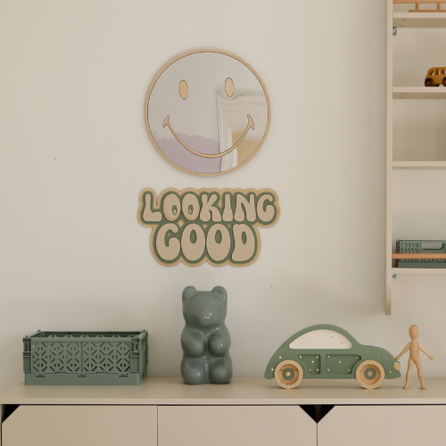 Lusterko Emoji do pokoju dziecięcego, wykonane z akrylu w kolorze złotym i sklejki brzozowej, idealna dekoracja na ścianę lub półkę.
