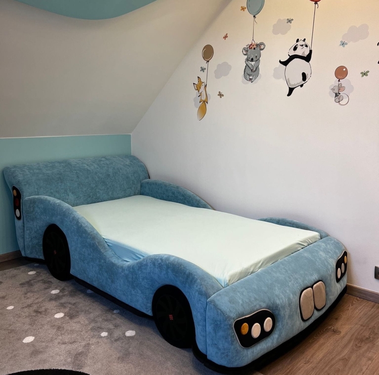 Łóżko tapicerowane dla chłopca w kształcie samochodu wyścigowego Racer, tapicerowane tkaniną velvet, dostępne z pojemnikiem na pościel.