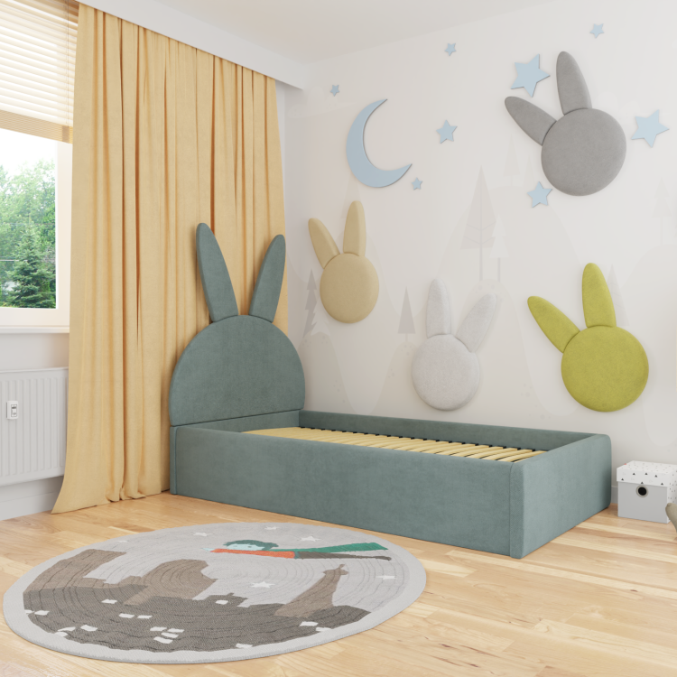 Tapicerowane łóżko dziecięce Bunny z zagłówkiem w kształcie króliczka, dostępne w pastelowych kolorach.
