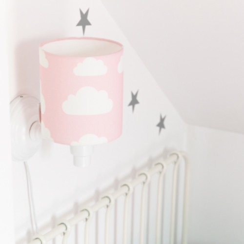 Kinkiet różowy w chmurki Pink Clouds – urocza lampka nocna ścienna dla dziewczynki, idealna do pokoju dziecięcego, przedszkola, żłobka. Wykonana z bawełny i drewna bukowego.