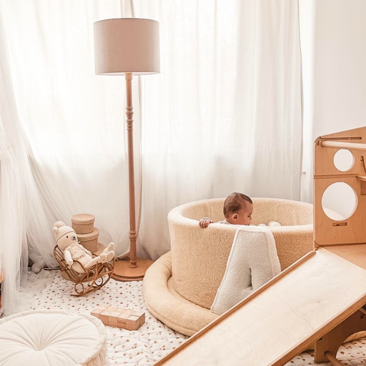 Lampa podłogowa Velvet Cream – elegancka drewniana lampa z kremowym aksamitnym abażurem. Idealna do każdego wnętrza w stylu glamour, retro, boho lub hampton.