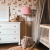 Lampa podłogowa Velvet Pink – elegancka drewniana lampa z aksamitnym abażurem w kolorze pudrowego różu. Idealna do wnętrz urządzonych w stylu retro, boho, hampton lub glamour.