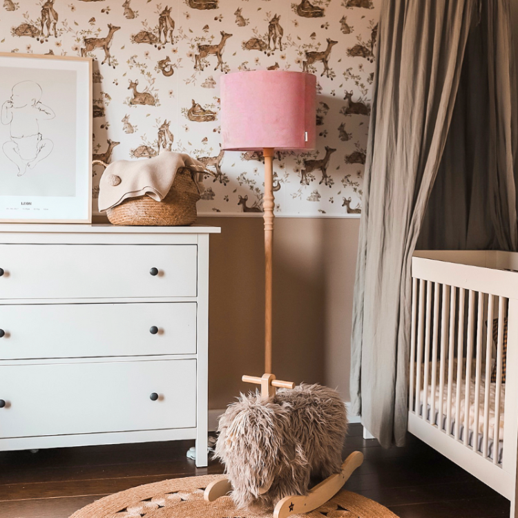 Lampa podłogowa Velvet Pink – elegancka drewniana lampa z aksamitnym abażurem w kolorze pudrowego różu. Idealna do wnętrz urządzonych w stylu retro, boho, hampton lub glamour.