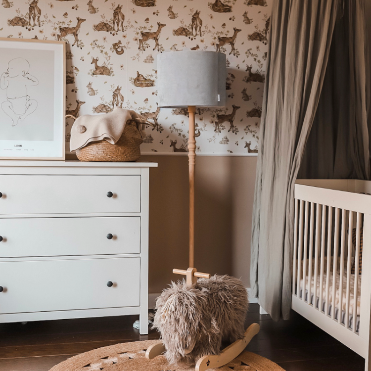 Lampa podłogowa Velvet Szara – elegancka drewniana lampa z aksamitnym szarym abażurem. Idealna do wnętrz urządzonych w stylu retro, boho, hampton lub glamour.