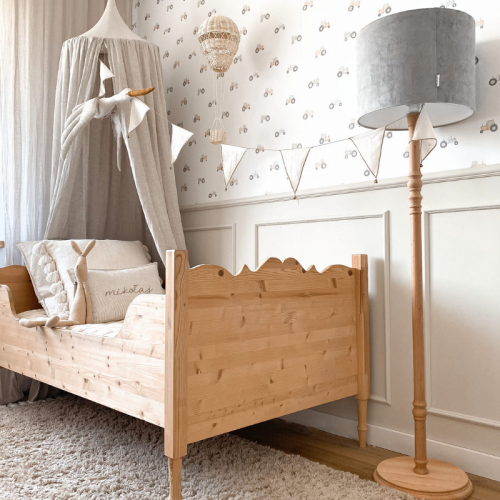 Lampa podłogowa Velvet Szara – elegancka drewniana lampa z aksamitnym szarym abażurem. Idealna do wnętrz urządzonych w stylu retro, boho, hampton lub glamour.