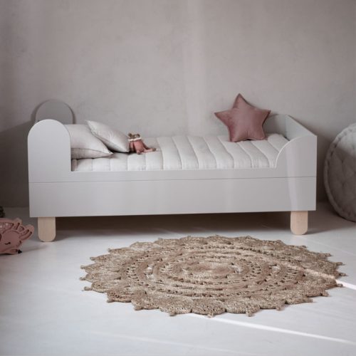 Łóżko 80x160 cm Beżowe Basic – nowoczesne łóżko w kolorze kaszmirowym, idealne dla dziecka lub nastolatka. Wykonane z malowanej płyty MDF i drewna bukowego, w stylu skandynawskim.
