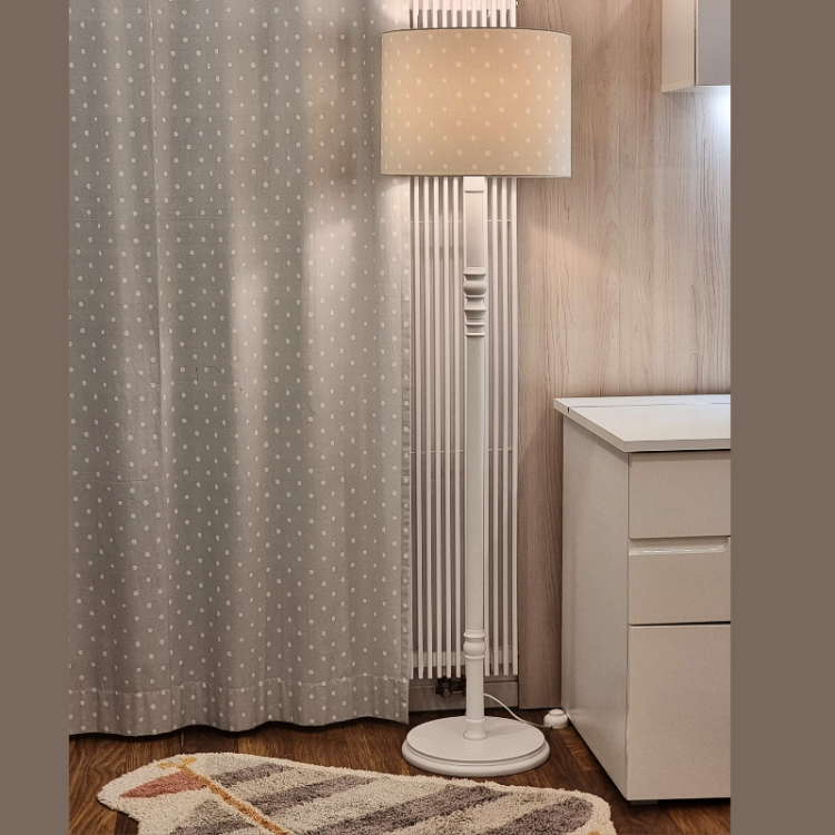 lampa podłogowa szara w białe kropki do pokoju dziecka