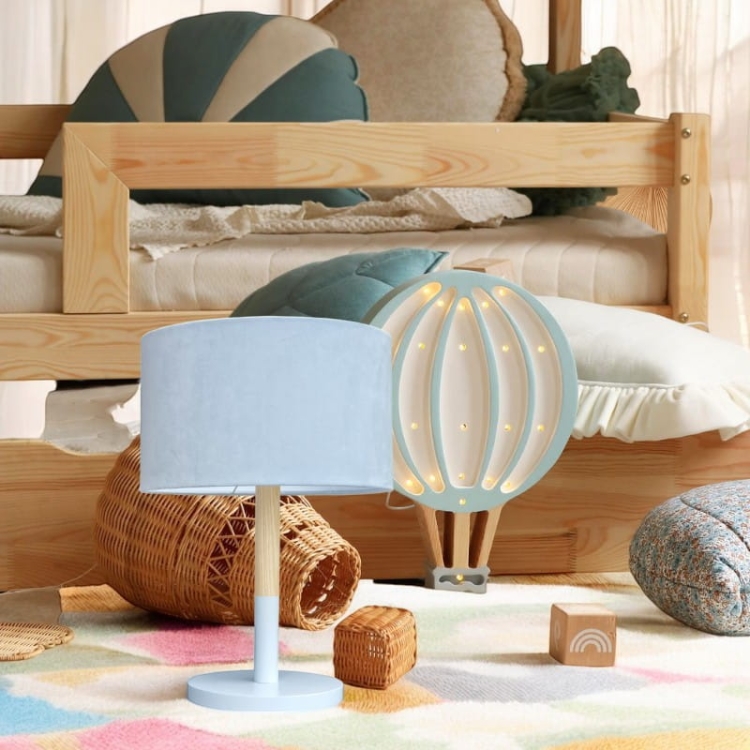 Błękitna lampa stojąca Tweens Blue z aksamitnym abażurem i podstawą z drewna jesionowego.