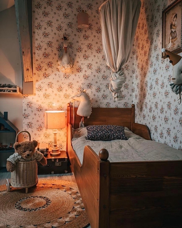 Lniana lampa w stylu boho z naturalnym musztardowym abażurem.