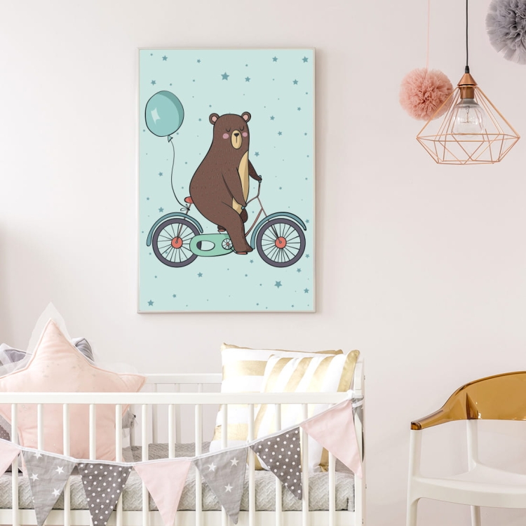 Plakat dla dzieci "Miś Rower" – uroczy plakat z misiem na rowerze w miętowej kolorystyce, dekoracja do pokoju malucha