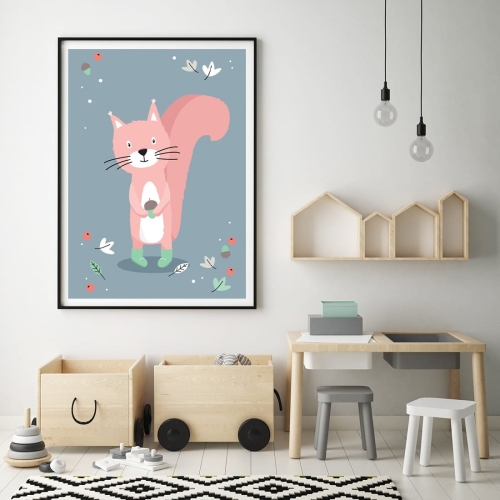 Plakat dla dzieci "Wiewiórka Psotka" – różowa wiewiórka na szarym tle, dekoracja do pokoju malucha