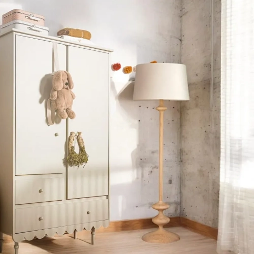 lampa podłogowa drewniana kremowa boho do pokoju dziewczynki