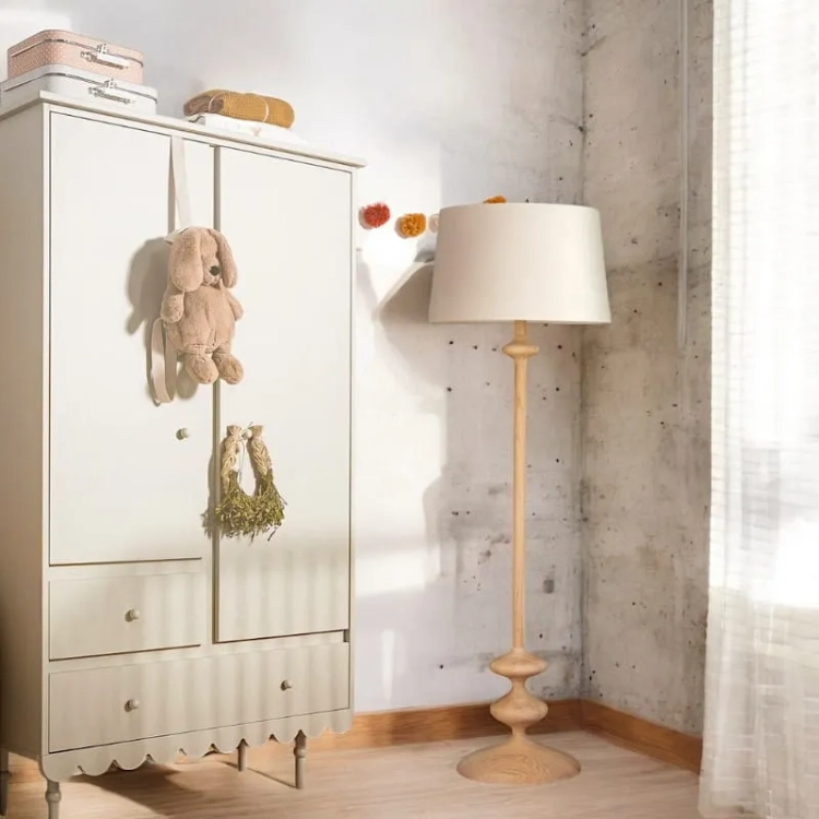 lampa podłogowa drewniana kremowa boho do pokoju dziewczynki