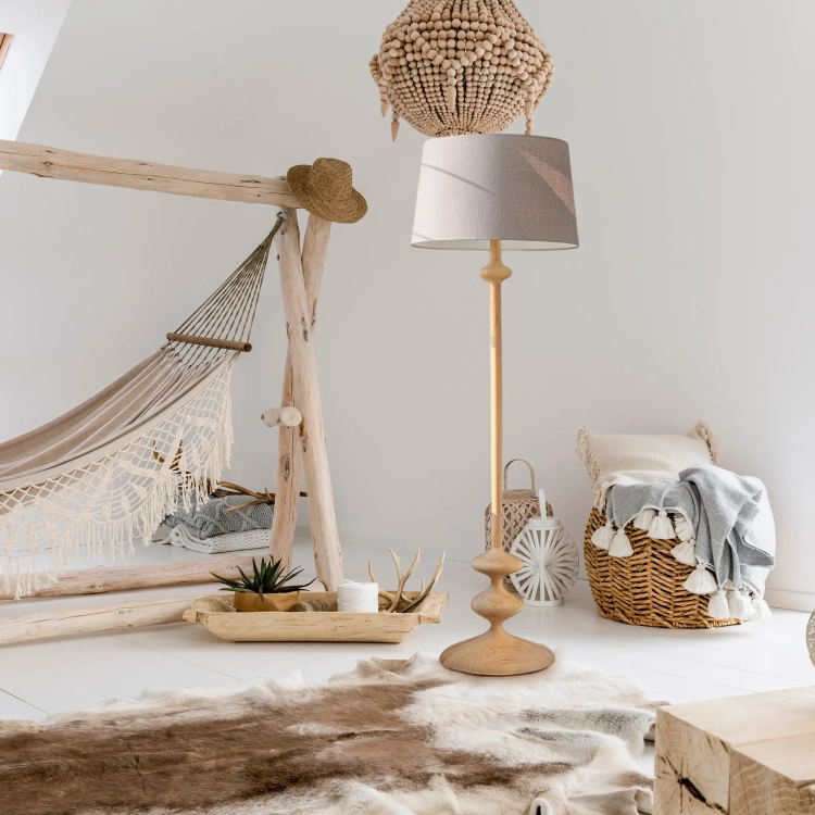 lampa podłogowa drewniana z szarym kloszem boho