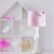 Lampka nocna dla dziewczynki z motywem baletnic, drewniana podstawa w kolorze białym lub różowym, abażur w jasnoróżowym odcieniu z tańczącymi baletnicami.