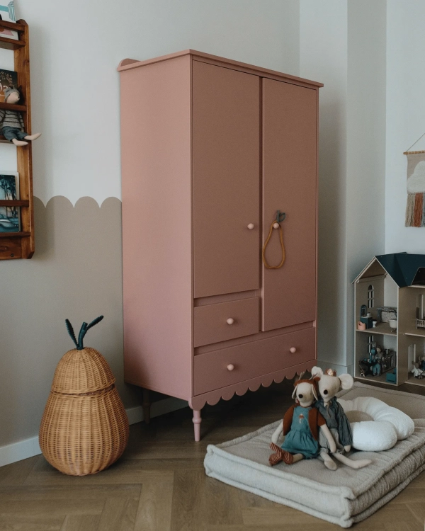 piękna szafa do pokoju dziewczynki różowa w stylu retro