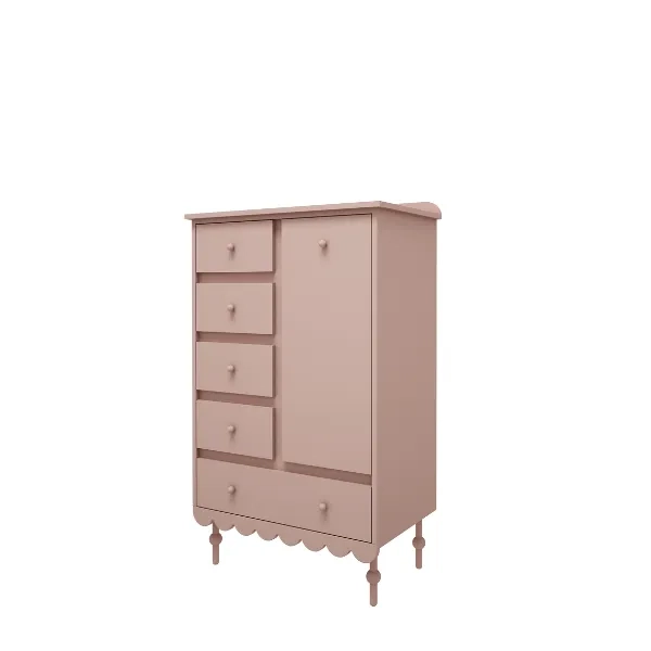 Wysoka komoda Babushka w stylu retro z pięcioma szufladami i szafką z półkami, wykonana z bezpiecznych materiałów i lakierowana certyfikowanym lakierem wodnym. Idealna do pokoju dziewczynki.