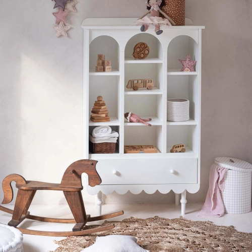 Biały regał retro Babushka z pojemnymi półkami i szufladą z samodomykiem. Funkcjonalny i elegancki mebel dziecięcy w stylu retro od Wood Luck Design.