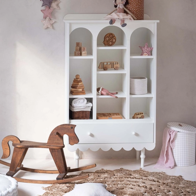 Biały regał retro Babushka z pojemnymi półkami i szufladą z samodomykiem. Funkcjonalny i elegancki mebel dziecięcy w stylu retro od Wood Luck Design.