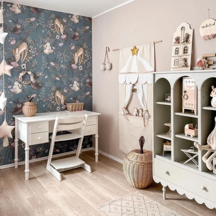 Białe biurko retro Babushka z czterema pojemnymi szufladami i przestronnym blatem. Funkcjonalne i eleganckie biurko dziecięce od Wood Luck Design