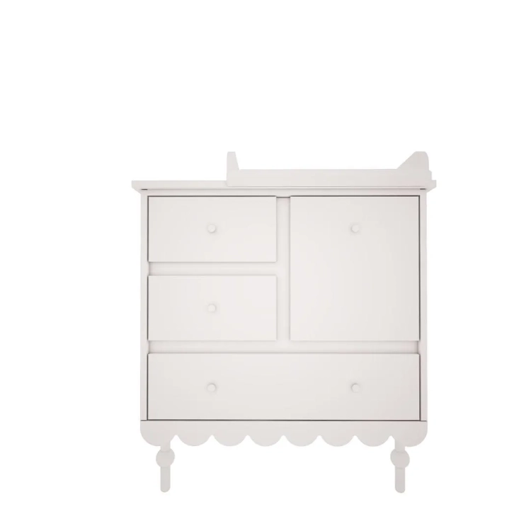 Biała komoda retro Babushka z trzema szufladami i szafką. Stylowa i funkcjonalna komoda dziecięca od Wood Luck Design.