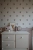 Biała komoda retro Babushka z trzema szufladami i szafką. Stylowa i funkcjonalna komoda dziecięca od Wood Luck Design.