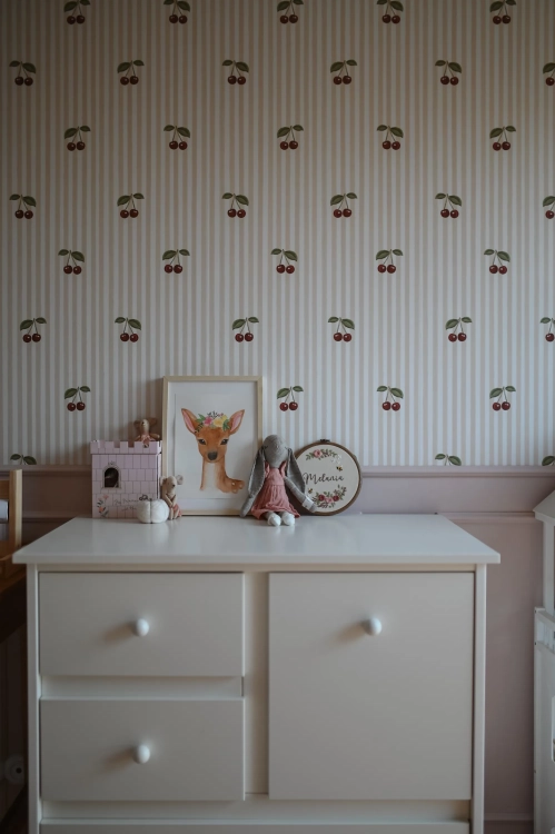 Biała komoda retro Babushka z trzema szufladami i szafką. Stylowa i funkcjonalna komoda dziecięca od Wood Luck Design.