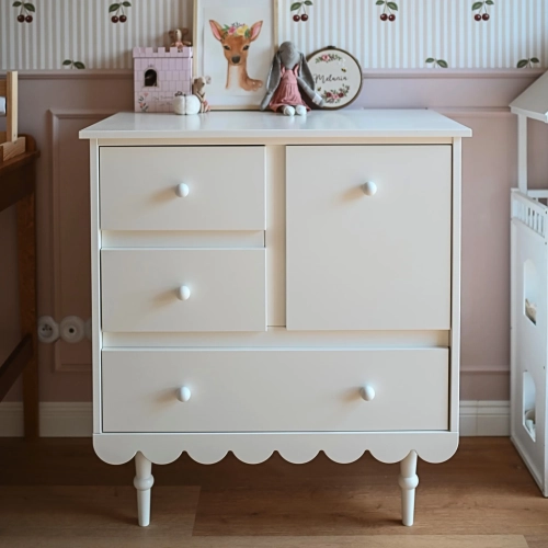 Biała komoda retro Babushka z trzema szufladami i szafką. Stylowa i funkcjonalna komoda dziecięca od Wood Luck Design.