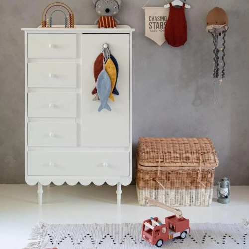 Biała wysoka komoda Babushka w stylu retro, z pięcioma szufladami i szafką z półkami. Funkcjonalna i stylowa komoda dziecięca od Wood Luck Design