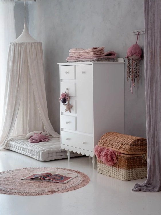 Biała wysoka komoda Babushka w stylu retro, z pięcioma szufladami i szafką z półkami. Funkcjonalna i stylowa komoda dziecięca od Wood Luck Design
