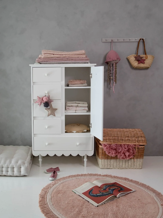 Biała wysoka komoda Babushka w stylu retro, z pięcioma szufladami i szafką z półkami. Funkcjonalna i stylowa komoda dziecięca od Wood Luck Design