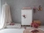 Biała wysoka komoda Babushka w stylu retro, z pięcioma szufladami i szafką z półkami. Funkcjonalna i stylowa komoda dziecięca od Wood Luck Design