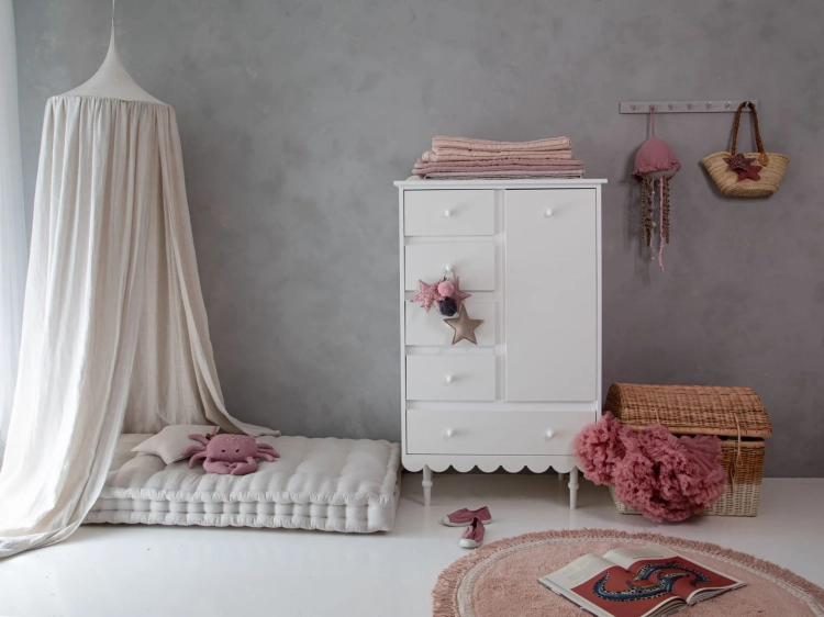 Biała wysoka komoda Babushka w stylu retro, z pięcioma szufladami i szafką z półkami. Funkcjonalna i stylowa komoda dziecięca od Wood Luck Design