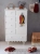 Biała wysoka komoda Babushka w stylu retro, z pięcioma szufladami i szafką z półkami. Funkcjonalna i stylowa komoda dziecięca od Wood Luck Design