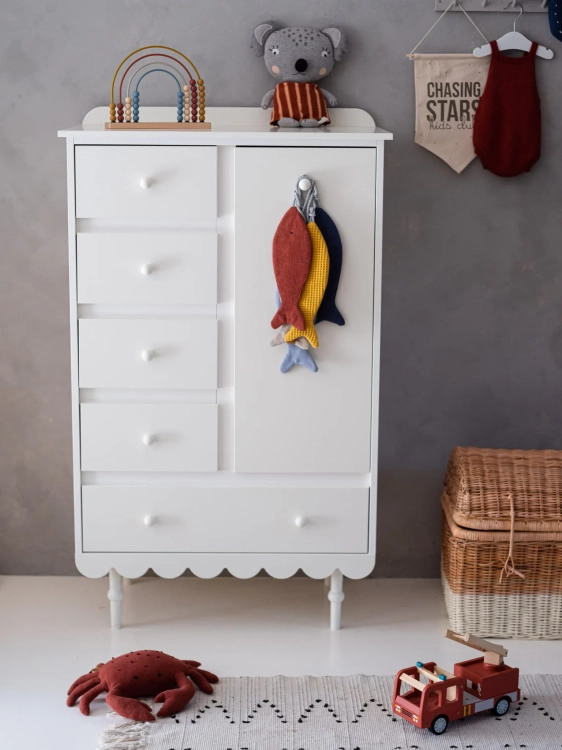 Biała wysoka komoda Babushka w stylu retro, z pięcioma szufladami i szafką z półkami. Funkcjonalna i stylowa komoda dziecięca od Wood Luck Design