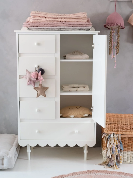 Biała wysoka komoda Babushka w stylu retro, z pięcioma szufladami i szafką z półkami. Funkcjonalna i stylowa komoda dziecięca od Wood Luck Design