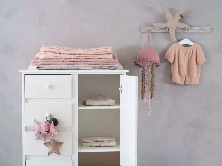 Biała wysoka komoda Babushka w stylu retro, z pięcioma szufladami i szafką z półkami. Funkcjonalna i stylowa komoda dziecięca od Wood Luck Design