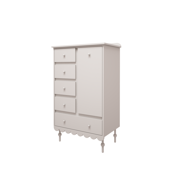 Biała wysoka komoda Babushka w stylu retro, z pięcioma szufladami i szafką z półkami. Funkcjonalna i stylowa komoda dziecięca od Wood Luck Design