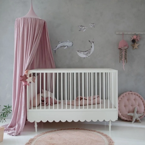 Białe łóżeczko Babushka 70x140 cm w stylu retro, z regulacją wysokości materaca i możliwością przekształcenia na łóżko dla starszego dziecka.
