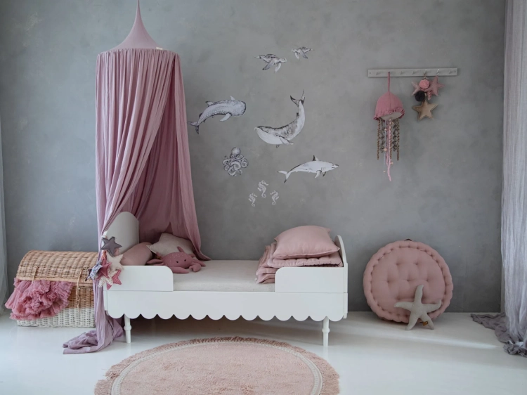 Białe łóżeczko Babushka 70x140 cm w stylu retro, z regulacją wysokości materaca i możliwością przekształcenia na łóżko dla starszego dziecka.