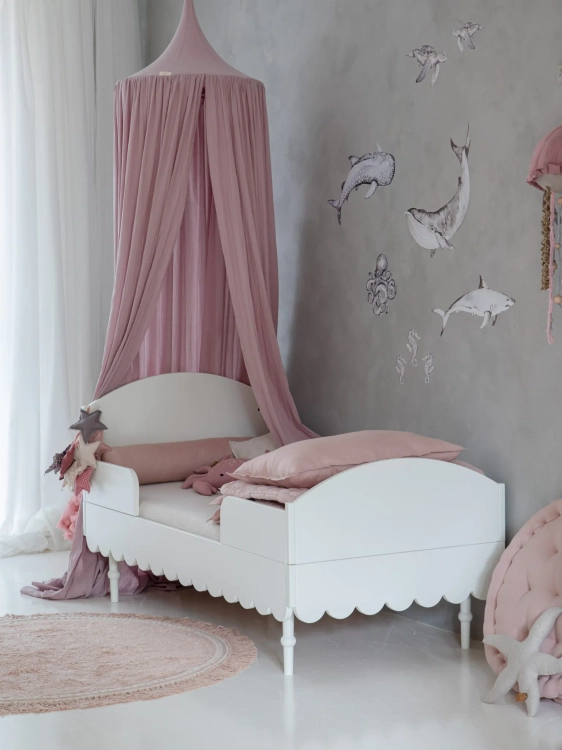 Białe łóżeczko Babushka 70x140 cm w stylu retro, z regulacją wysokości materaca i możliwością przekształcenia na łóżko dla starszego dziecka.