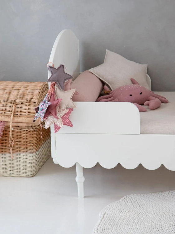 Białe łóżeczko Babushka 70x140 cm w stylu retro, z regulacją wysokości materaca i możliwością przekształcenia na łóżko dla starszego dziecka.