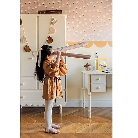 Trzydrzwiowa szafa Babushka w stylu retro, z przestrzenią na wieszaki, półkami i trzema szufladami. Funkcjonalna i stylowa szafa dziecięca od Wood Luck Design