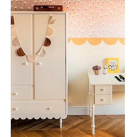 Trzydrzwiowa szafa Babushka w stylu retro, z przestrzenią na wieszaki, półkami i trzema szufladami. Funkcjonalna i stylowa szafa dziecięca od Wood Luck Design