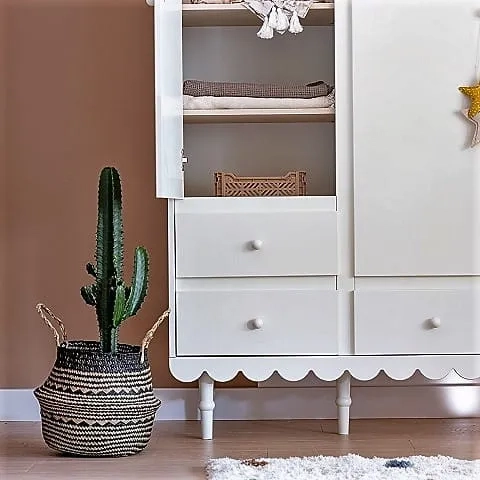 Trzydrzwiowa szafa Babushka w stylu retro, z przestrzenią na wieszaki, półkami i trzema szufladami. Funkcjonalna i stylowa szafa dziecięca od Wood Luck Design