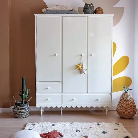 Trzydrzwiowa szafa Babushka w stylu retro, z przestrzenią na wieszaki, półkami i trzema szufladami. Funkcjonalna i stylowa szafa dziecięca od Wood Luck Design.