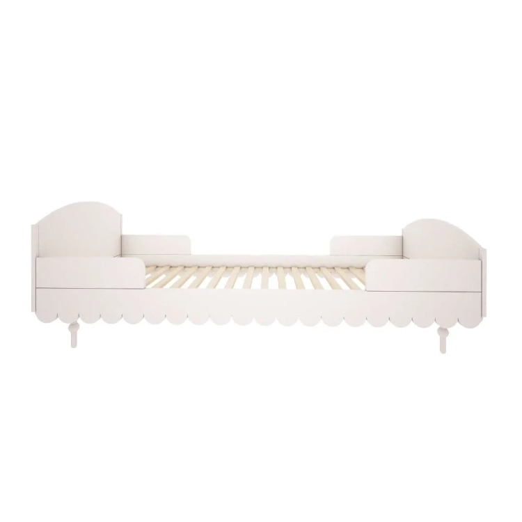 Białe łóżko Babushka 90x200 cm w stylu retro, z drewnianymi nóżkami i solidną konstrukcją. Funkcjonalne i eleganckie łóżko młodzieżowe od Wood Luck Design.