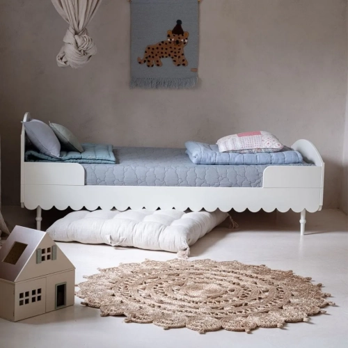 Białe łóżko Babushka 90x200 cm w stylu retro, z drewnianymi nóżkami i solidną konstrukcją. Funkcjonalne i eleganckie łóżko młodzieżowe od Wood Luck Design.
