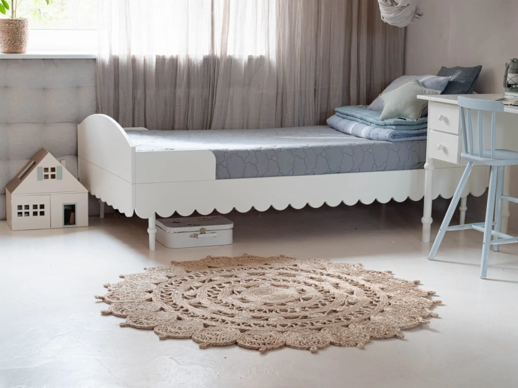 Białe łóżko Babushka 90x200 cm w stylu retro, z drewnianymi nóżkami i solidną konstrukcją. Funkcjonalne i eleganckie łóżko młodzieżowe od Wood Luck Design.
