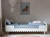 Białe łóżko Babushka 90x200 cm w stylu retro, z drewnianymi nóżkami i solidną konstrukcją. Funkcjonalne i eleganckie łóżko młodzieżowe od Wood Luck Design.